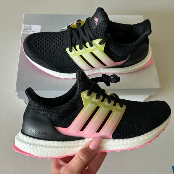 (NWT) Adidas Ultraboost 5.0 DNA Women’s, Size: 9 - Picture 2 of 11
